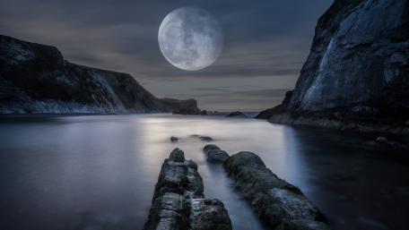 Majestic Moonlit Twilight Scene wallpaper