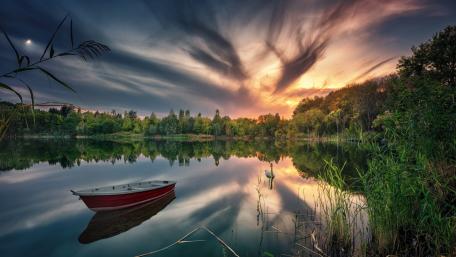Serenity at Dusk Over Tranquil Waters wallpaper
