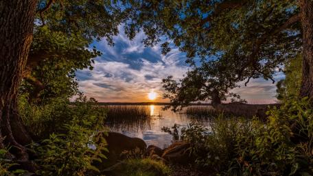 Serene Sunset Over Tranquil Lake Scene wallpaper