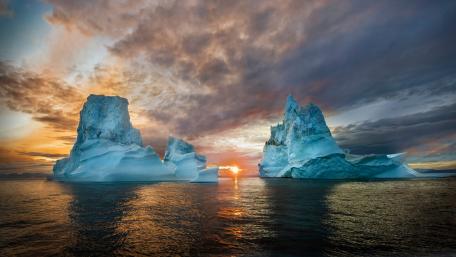 Majestic Icebergs at Sunset Over Arctic Ocean wallpaper