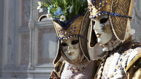 Elegant Masks for a Grand Celebration wallpaper