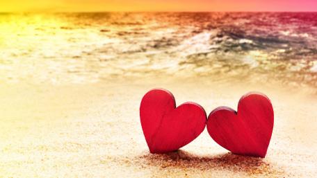 Heartwarming Beach Romance Wallpaper for Lovebirds wallpaper