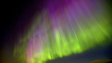 Mesmerizing Aurora Borealis Over Night Sky wallpaper