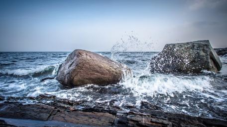 Serene Seaside Splashing Waves wallpaper