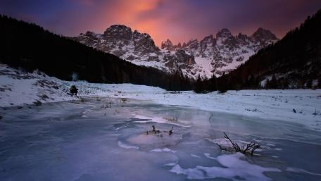 Serene Winter Wonderland Landscape wallpaper