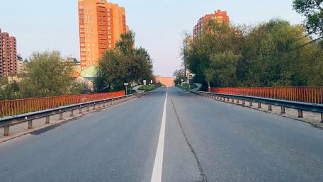 Urban Serenity on a Quiet Bridge wallpaper