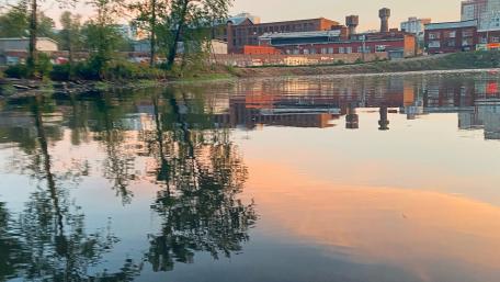 Serene City Reflections at Dusk wallpaper