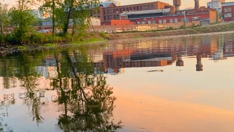 Tranquil City Reflections at Dusk wallpaper