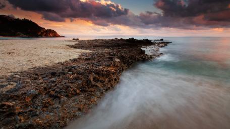 Tranquil Sunset Over Serene Shoreline Waves wallpaper
