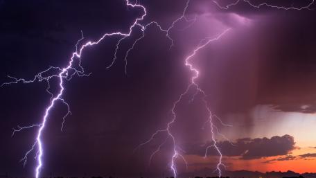 Electrifying Thunderstorm Displaying Nature's Fury wallpaper