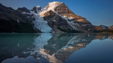 Majestic Mountain Reflection on Tranquil Lake wallpaper