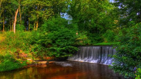 Serene Cascading Waterfall in Lush Greenery wallpaper