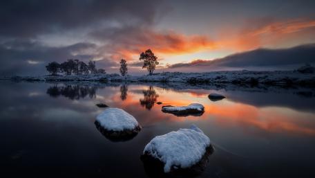 Serene Winter Reflection at Dusk wallpaper