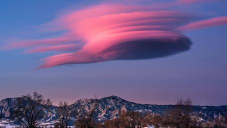 Dreamy Pink Clouds Over Majestic Mountains wallpaper