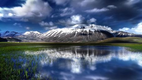Majestic Mountain Reflection on a Calm Lake wallpaper