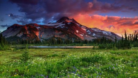 Majestic Mountain Landscape at Sunset wallpaper