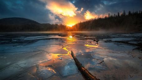 Icy Sunset Over a Frozen Lake wallpaper