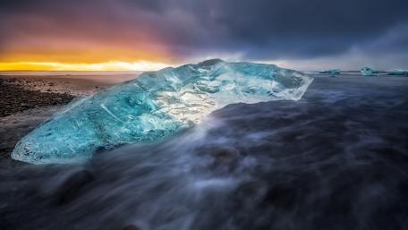 Majestic Blue Ice on Serene Waters wallpaper