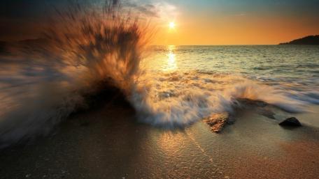 Serene Sunset Splash on the Shoreline wallpaper