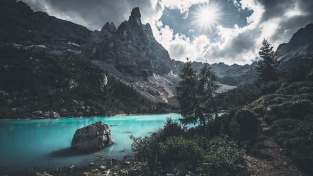 Majestic Mountains Reflected in Tranquil Lake wallpaper