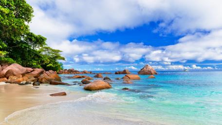 Breathtaking Shoreline Beneath a Vibrant Sky wallpaper