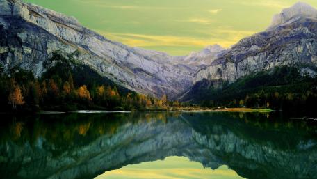Serene Mountain Reflection in a Tranquil Lake wallpaper
