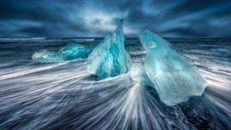 Majestic Arctic Serenity wallpaper