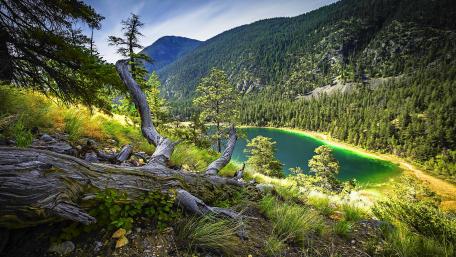 Serene Mountain Lake View Under a Clear Sky wallpaper