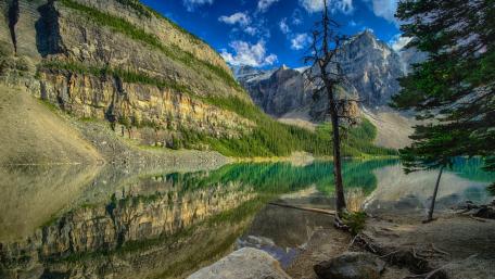 Serene Mountain Reflections in Tranquil Lake wallpaper