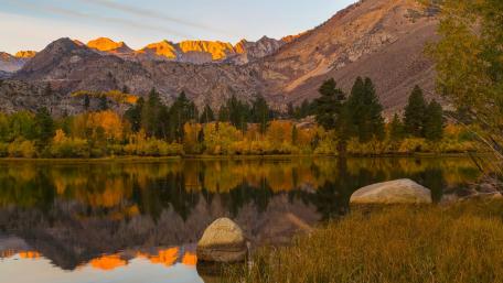 Majestic Autumn Reflections in Nature wallpaper