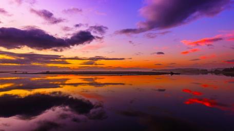 Vibrant Sunset Over Tranquil Lake Reflection wallpaper