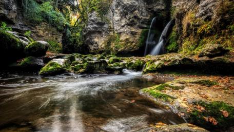 Serene Waterfall Oasis in Nature's Embrace wallpaper