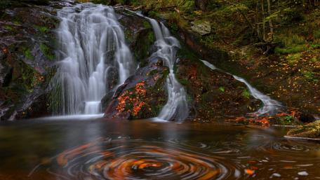 Serene Waterfall in Autumn Splendor wallpaper
