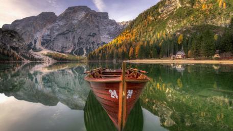 Lago Di Braies wallpaper