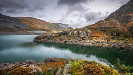Serene Cloudy Lake Landscape in Nature wallpaper