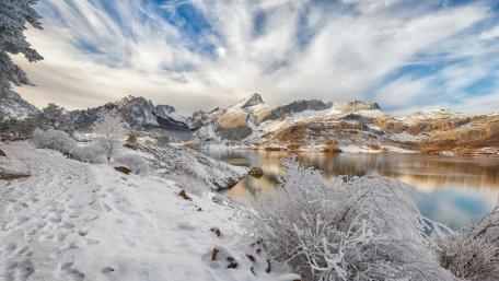 Serene Winter Landscape with Majestic Mountains and Lake wallpaper