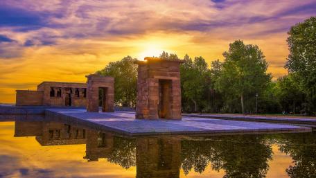 Serene Sunset Over Tranquil Pond wallpaper