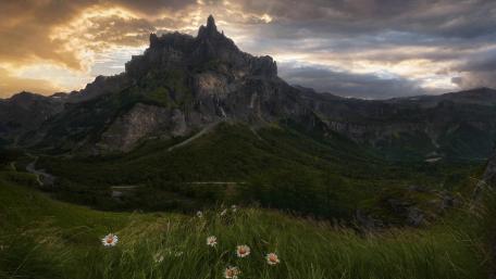 Majestic Mountain Landscape at Dusk wallpaper