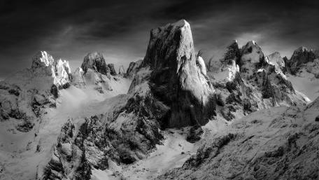 Majestic Monochrome Mountains wallpaper
