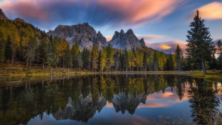 Majestic Mountain Reflection at Dusk wallpaper