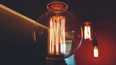 Elegant Vintage Light Bulbs for Modern Spaces wallpaper