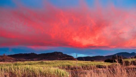 Stunning Sunset Over Serene Fields wallpaper