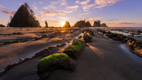 Majestic Sunset Over Rocky Shoreline wallpaper