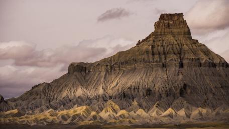Majestic Butte in Twilight Glow wallpaper