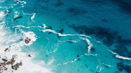 Tranquil Blue Ocean Waves wallpaper