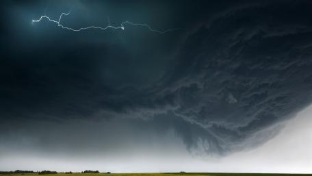 Majestic Thunderstorm Displaying Nature's Power wallpaper