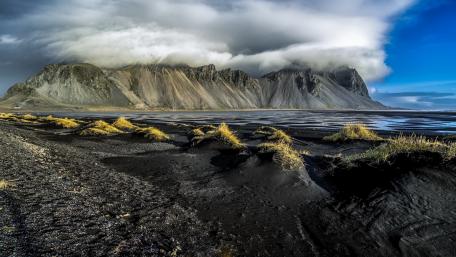 Vestrahorn Mountains in cloud wallpaper