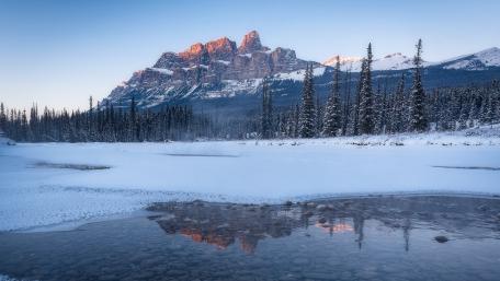 Majestic Winter Reflections in Nature's Wilderness wallpaper