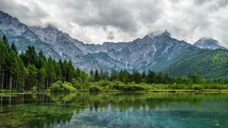 Serene Mountain Lake in Cloudy Surroundings wallpaper