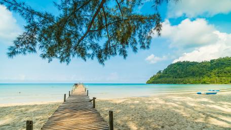 Serene Pier Overlooking the Tranquil Sea and Horizon wallpaper